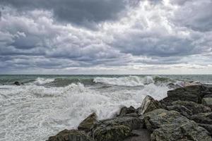 zee storm storm Aan de rotsen foto