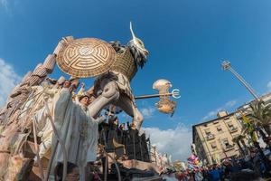 viareggio, Italië - februari 17, 2013 - carnaval tonen optocht Aan stad- straat foto