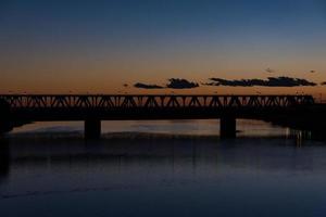 ijzer brug Bij rood zonsondergang foto