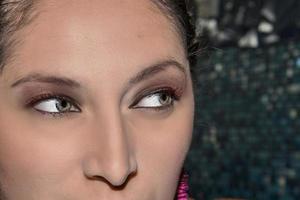 grijs en groen ogen van mooi latina meisje foto