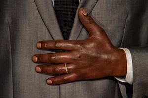 zwart Mens hand- met bruiloft ring foto
