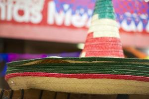 sombrero voor uitverkoop in een Mexicaans winkel foto