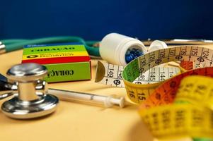 nep geneeskunde doos met de naam van de ziekte coracao en een glucosemeter. foto