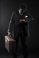 retro Afro-Amerikaanse reiziger draagt gestreept pak en stropdas.