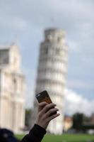 cellulair telefoon Bij Pisa leunend toren dichtbij omhoog detail visie foto