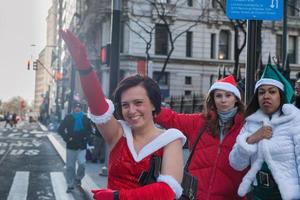 nieuw york, Verenigde Staten van Amerika - december 10, 2011 - mensen uitgekleed net zo de kerstman claus vieren Kerstmis foto