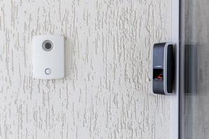 deur slot Aan deur met vingerafdruk sensor, Ingang naar modern kantoor en huis foto