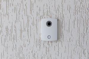 deur slot klok met video camera voor communicatie, Aan wit muur van kantoor of huis foto