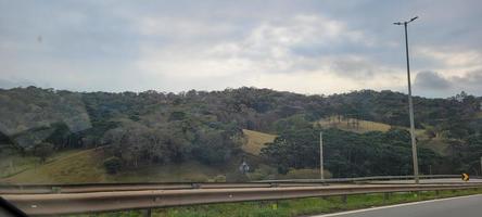 zuidelijk landschap van minas gerais in beweging auto Aan de weg foto