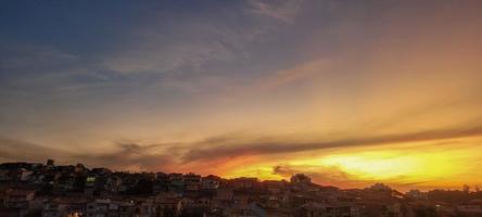 kleurrijk zonsondergang in de interieur stad met een visie van de stedelijk landschap van Brazilië foto