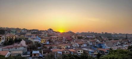 kleurrijk zonsondergang in de interieur stad met een visie van de stedelijk landschap van Brazilië foto