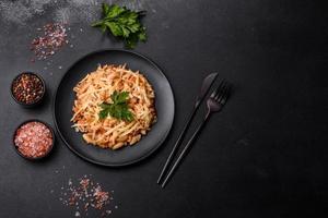 smakelijk smakelijk klassiek Italiaans pasta met tomaat saus en kaas Aan bord Aan donker achtergrond foto