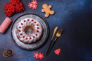 eigengemaakt heerlijk ronde Kerstmis taart met rood bessen Aan een keramisch bord foto