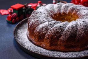 eigengemaakt heerlijk ronde Kerstmis taart met rood bessen Aan een keramisch bord foto