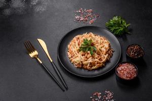 smakelijk smakelijk klassiek Italiaans pasta met tomaat saus en kaas Aan bord Aan donker achtergrond foto