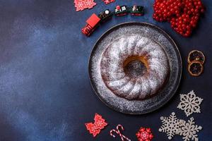 eigengemaakt heerlijk ronde Kerstmis taart met rood bessen Aan een keramisch bord foto