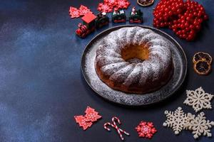 eigengemaakt heerlijk ronde Kerstmis taart met rood bessen Aan een keramisch bord foto