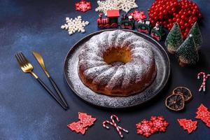 eigengemaakt heerlijk ronde Kerstmis taart met rood bessen Aan een keramisch bord foto