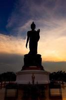 silhouet van het standbeeld van Boedha in phutthamonthon, Thailand.