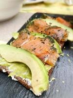 avocado geroosterd brood met Zalm dille Bij een restaurant foto