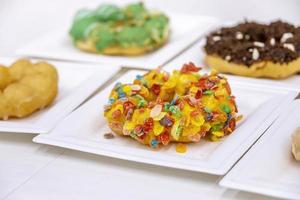 kleurrijk brioche stijl donut Aan een bord in een restaurant foto