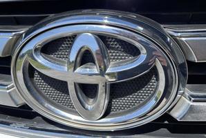 soerakarta, Gumpang, Indonesië, 05 augustus 2022, geselecteerd gefocust Aan toyota reclame merk embleem en logos foto