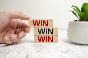 win-win situatie afzet en strategie concept met houten blokken foto