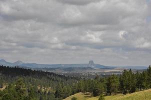 grijs wolken zweven over- duivel toren in Wyoming foto