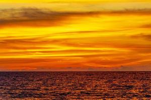 mooi verbijsterend kleurrijk en gouden zonsondergang Bij phuket eiland Thailand. foto