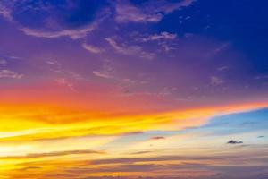 mooi verbijsterend kleurrijk en gouden zonsondergang Bij phuket eiland Thailand. foto