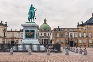 Amalienborg paleis en koning standbeeld in Kopenhagen foto