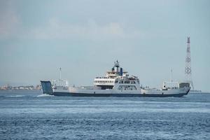 schip in beweging Aan zeegezicht tegen toren met lucht in achtergrond foto