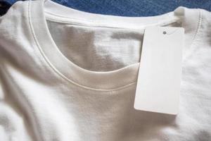 blanco prijs label etiket Aan wit t-shirt foto