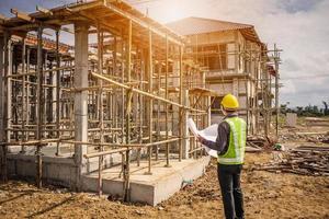 aziatische zakenman bouwingenieur werknemer bij woningbouw site foto