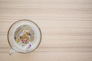 schoonmaak wijnoogst sieraden diamant ring en armband in glas Aan hout tafel achtergrond foto