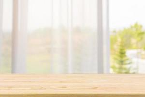 leeg hout tafel top met venster gordijn abstract vervagen achtergrond voor Product Scherm foto
