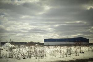 magazijn in veld. visie van industrieel Oppervlakte in winter. landschap buiten stad. foto