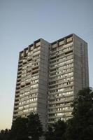 gebouw met appartementen huis in stad. woon- Oppervlakte. foto