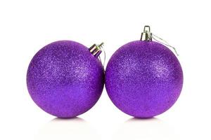 Purper Kerstmis ballen geïsoleerd over- wit achtergrond foto