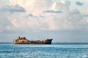 schip wrak Aan de zee foto