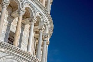 Pisa leunend toren dichtbij omhoog detail visie foto