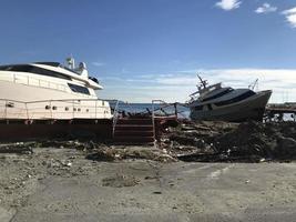 boten vernietigd door storm orkaan in rapallo, Italië foto