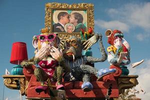 viareggio, Italië - februari 17, 2013 - carnaval tonen optocht Aan stad- straat foto
