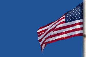 Verenigde Staten van Amerika Amerikaans vlag sterren en strepen Aan de blauw lucht achtergrond foto