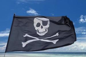 golvend piraat vlag vrolijk roger Aan lucht achtergrond foto