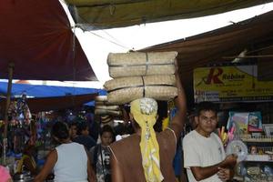 cebu - Filippijnen - januari,7 2013 - mensen goinjg naar de lokaal markt foto