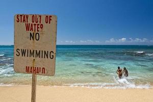 Nee zwemmen Gevaar teken in Hawaii foto