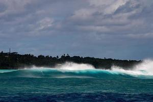 golven Aan rif in Polynesië koken eiland tropisch paradijs visie foto
