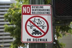 Nee rolschaatsen fietsen skateboarden teken in Hawaii foto