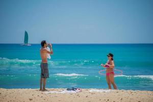 Honolulu, Verenigde Staten van Amerika - mensen hebben pret Bij waikiki strand foto